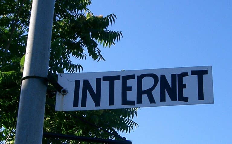 A street sign that reads 'internet'.